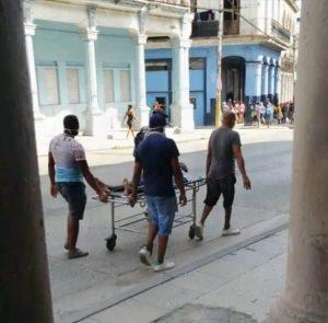 así trasladan los pacientes en Cuba