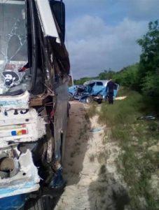 un almendrón y un bus