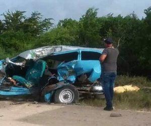 un almendrón y un bus