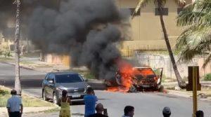 un auto se incendia en Miramar