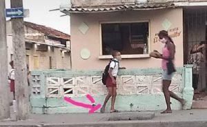Un niño sin zapatos