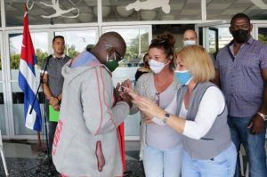 Entregan autos a 20 deportistas cubanos