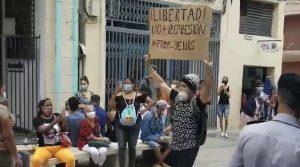 Joven que protestó con un cartel