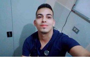 Joven médico cubano