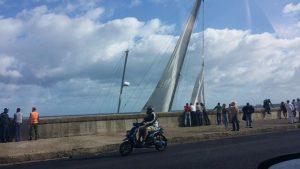 velero en el malecón de La Habana