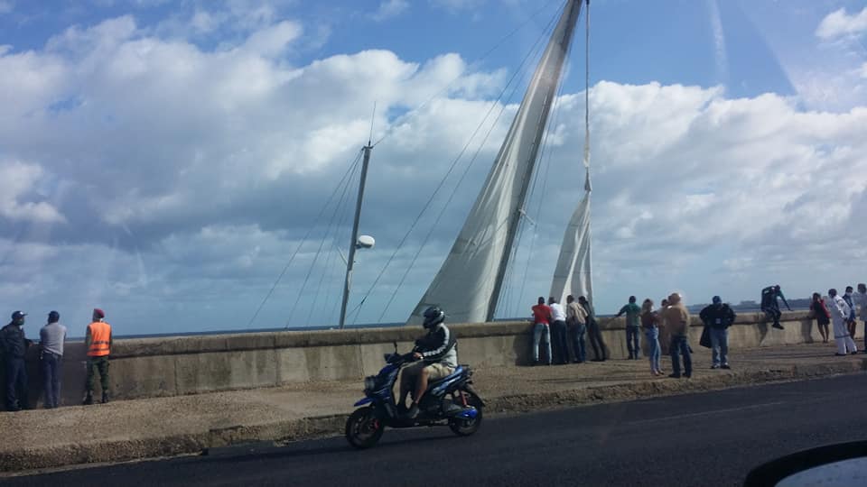 velero en el malecón de La Habana