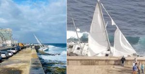 velero en el malecón de La Habana