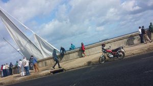 velero en el malecón de La Habana
