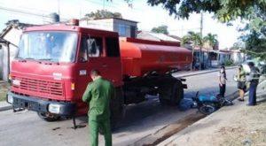camión pipa y una moto