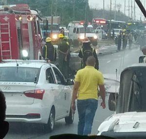 Competencia entre un taxi y otro auto