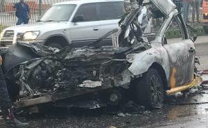 Competencia entre un taxi y otro auto