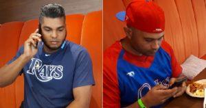 peloteros cubanos con sus teléfonos