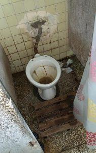 baños en un centro de aislamiento en Vertientes