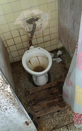 baños en un centro de aislamiento en Vertientes