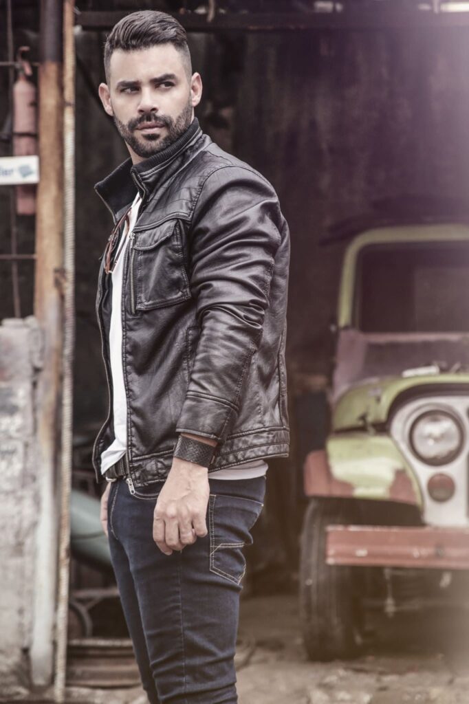 El actor cubano Carlos Luis González, reconocido por su trayectoria en el cine, el teatro y la televisión de la isla, protagonizó un momento especial en su vida personal al bautizarse junto a su hija y su madre en una iglesia evangelista de La Habana, según trascendió este lunes en redes sociales.