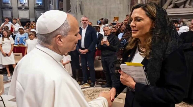 La congresista republicana por Florida María Elvira Salazar llevó hasta el Vaticano su propuesta para reformar el sistema migratorio estadounidense y planteó ante el Papa León XIV la necesidad de encontrar una solución duradera para millones de familias.