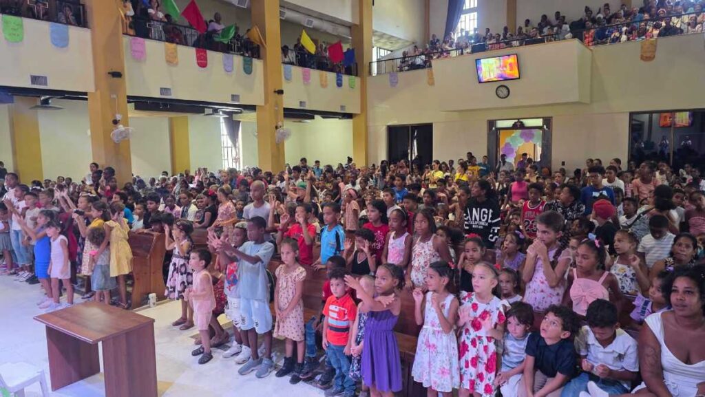 Más de 650 niños cubanos recibieron libros, Nuevos Testamentos y Biblias ilustradas en La Habana como parte de una cruzada infantil de verano impulsada por la iglesia evangélica, una iniciativa dirigida a acercar el mensaje cristiano a las nuevas generaciones mediante actividades educativas y didácticas.