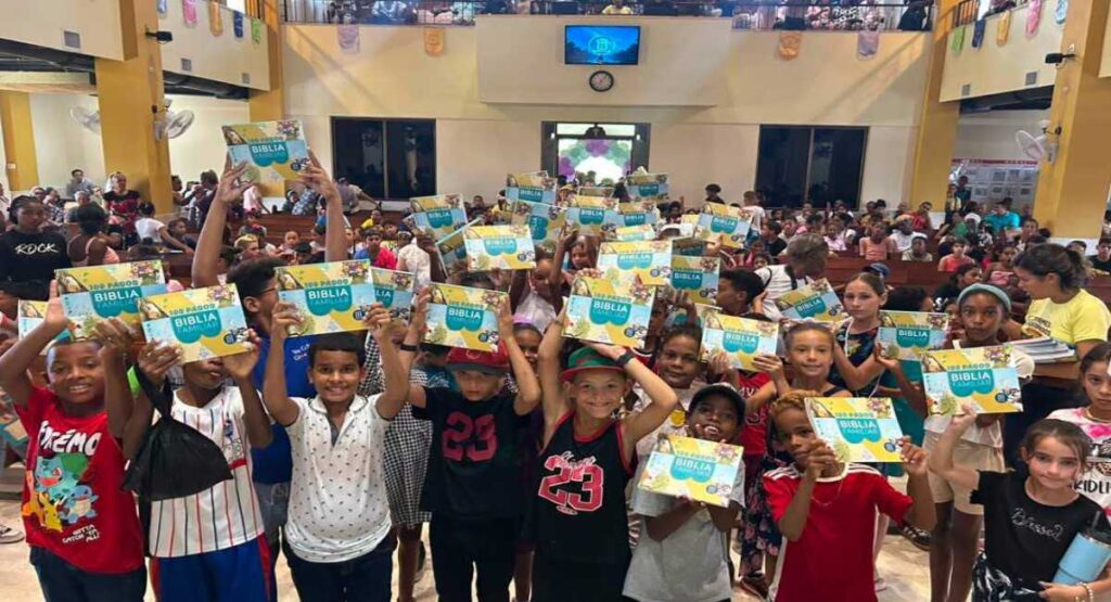 Más de 650 niños cubanos recibieron libros, Nuevos Testamentos y Biblias ilustradas en La Habana como parte de una cruzada infantil de verano impulsada por la iglesia evangélica, una iniciativa dirigida a acercar el mensaje cristiano a las nuevas generaciones mediante actividades educativas y didácticas.