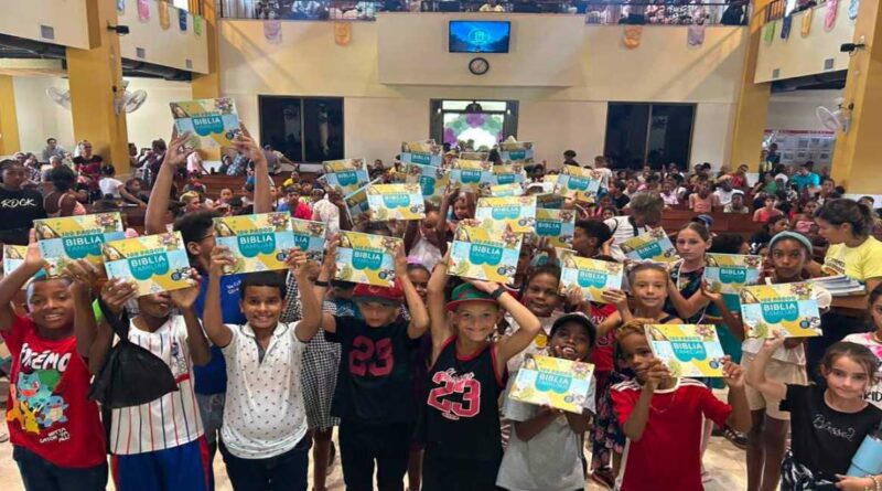 Más de 650 niños cubanos recibieron libros, Nuevos Testamentos y Biblias ilustradas en La Habana como parte de una cruzada infantil de verano impulsada por la iglesia evangélica, una iniciativa dirigida a acercar el mensaje cristiano a las nuevas generaciones mediante actividades educativas y didácticas.